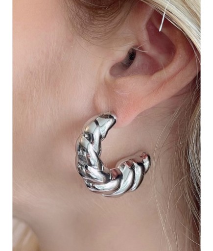 Burgu Görünümlü Gümüş Renk Küpe